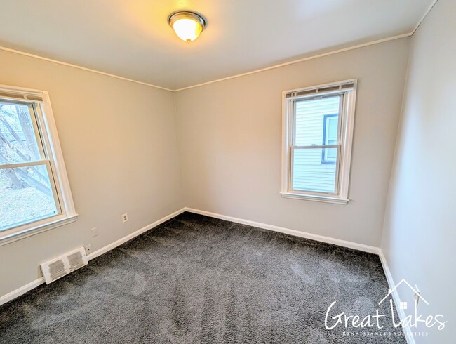 Building Photo - $200 OFF FIRST MONTH'S RENT - Cozy 2 Bedro...