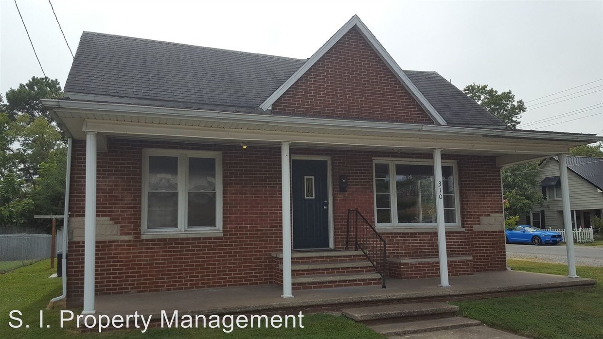 Primary Photo - 3 br, 1 bath House - 310 W. Oak St.