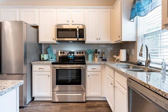 Building Photo - Fantastic Fully Furnished Townhome! - 4357...