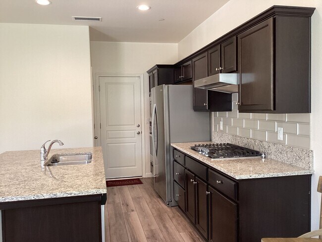 Building Photo - 2573 Daisy Dr
