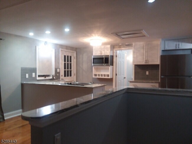 Building Photo - 49 N Hillside Ave