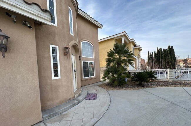 Building Photo - Lakefront Retreat 5BD | 3BTH– Available fo...