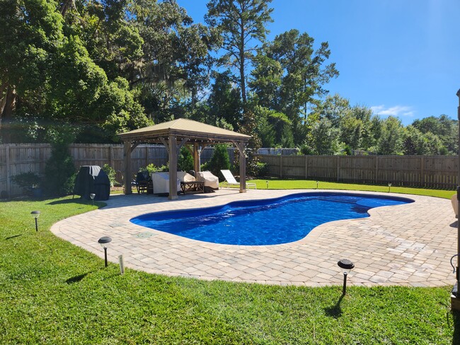 Foto del edificio - 5855 Vlg Rdg Wy