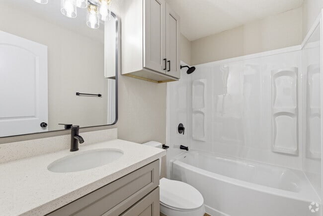 1BR, 1BA - 722SF - Bathroom - Treadway Place