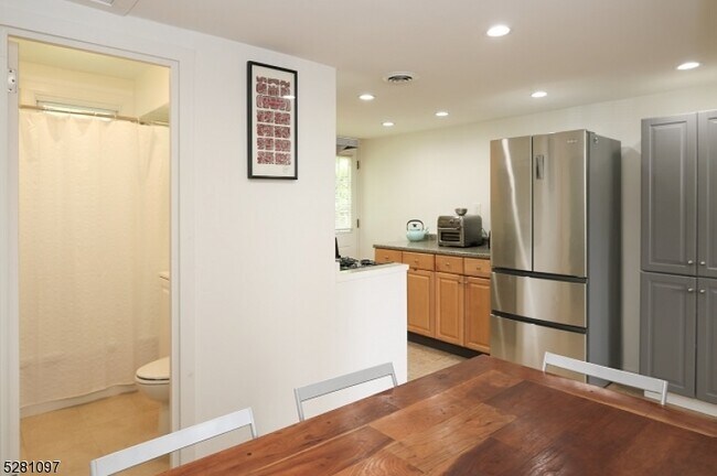 Foto del edificio - 27 Degraw Ave