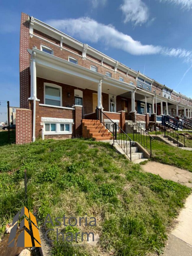 Building Photo - End Unit 3 Bedroom + Den with Backyard and Semi Finished Basement