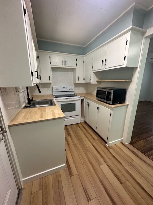 Foto del edificio - Updated - Wood Floors - 2/1