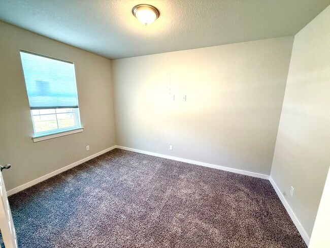 Foto del edificio - AVAILABLE NOW! 2-Story 4 Bedroom / 3.5 Bat...