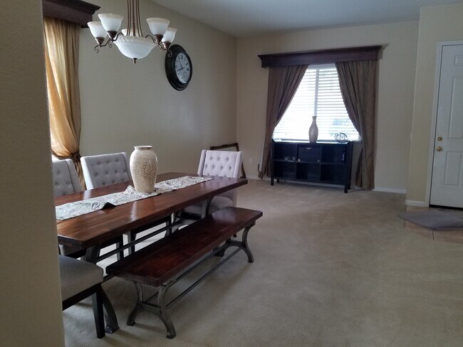 Foto del edificio - Stunning 4/2 Natomas Single Story!  PLEASE...