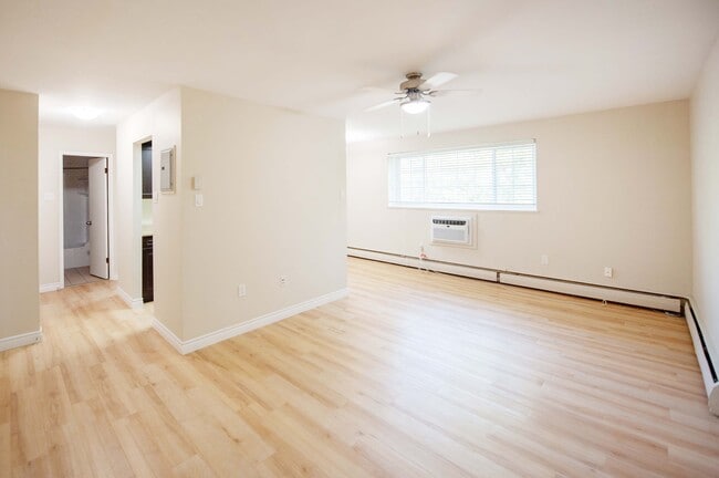 Building Photo - 1080 Moncton Av