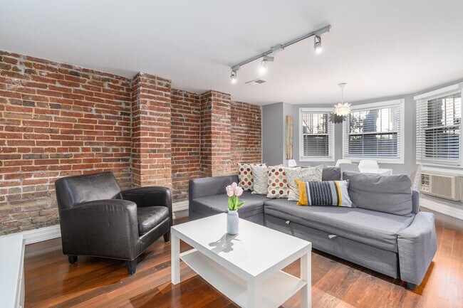 Foto del edificio - 2452 1/2 18th St NW