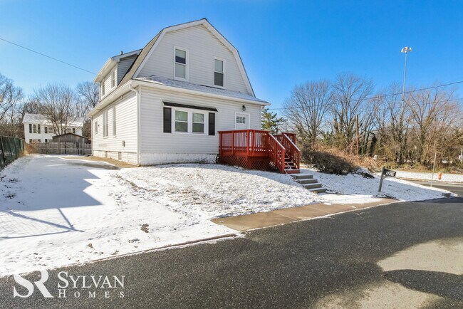 Building Photo - 4BR 2BA Rosedale home
