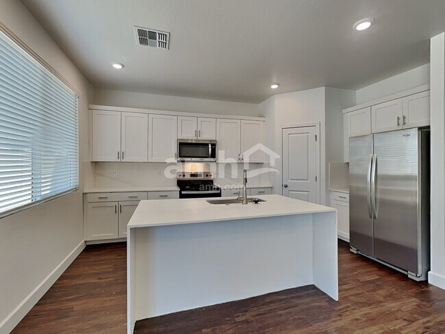 Building Photo - 17142 W Lawrence Ln