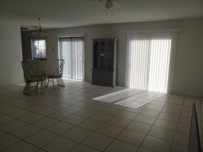 Foto del edificio - Super Clean Annual 2 bed 1 bath 1 garage h...