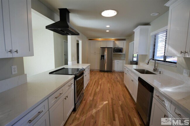 Building Photo - 7490 Lakeside Dr