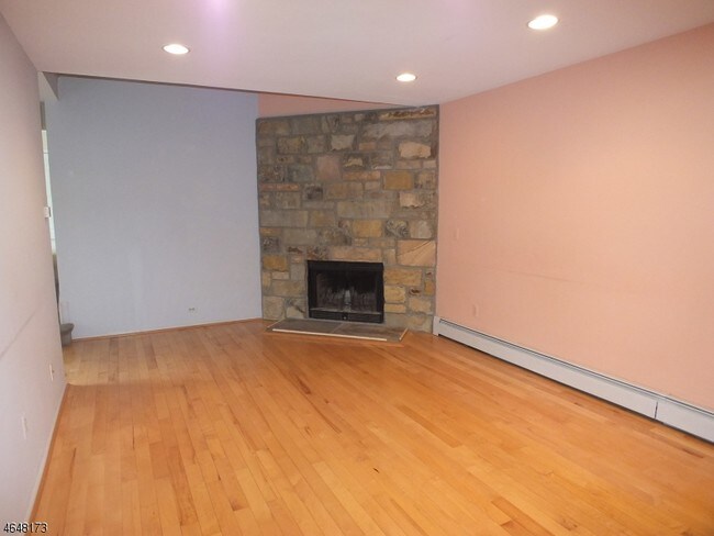 Foto del edificio - 32 Hickory Hill Ct