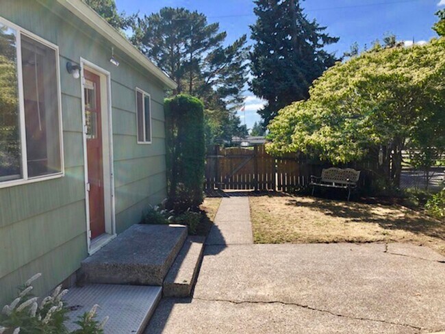 Building Photo - ADORABLE, CLEAN, and WELL MAINTAINED! Incl...