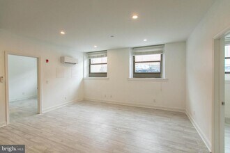 Building Photo - 427 Monroe St