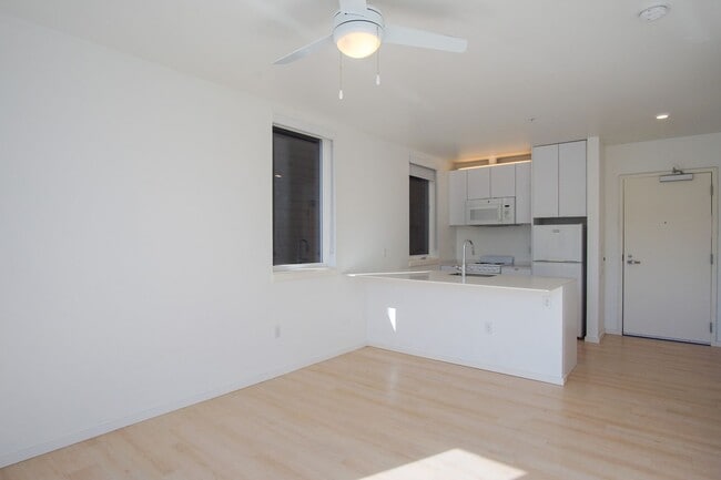 Building Photo - Modern 2nd Floor Studio with D/W & Washer/...