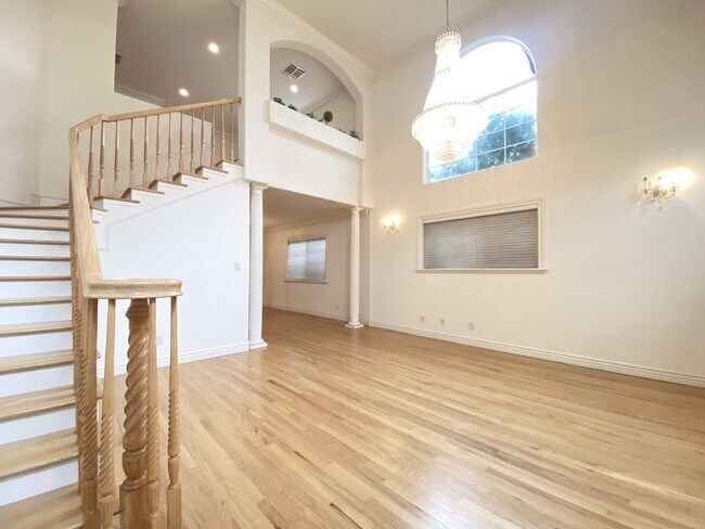 Building Photo - Bright and Spacious 4-Bed +3-Bath Gem in P...
