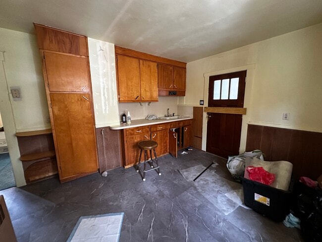 Building Photo - 434R Linden Ave