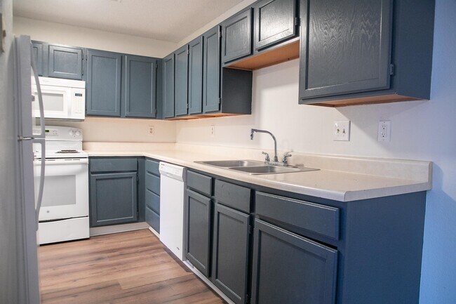 Building Photo - 107 W Gold Coast Rd