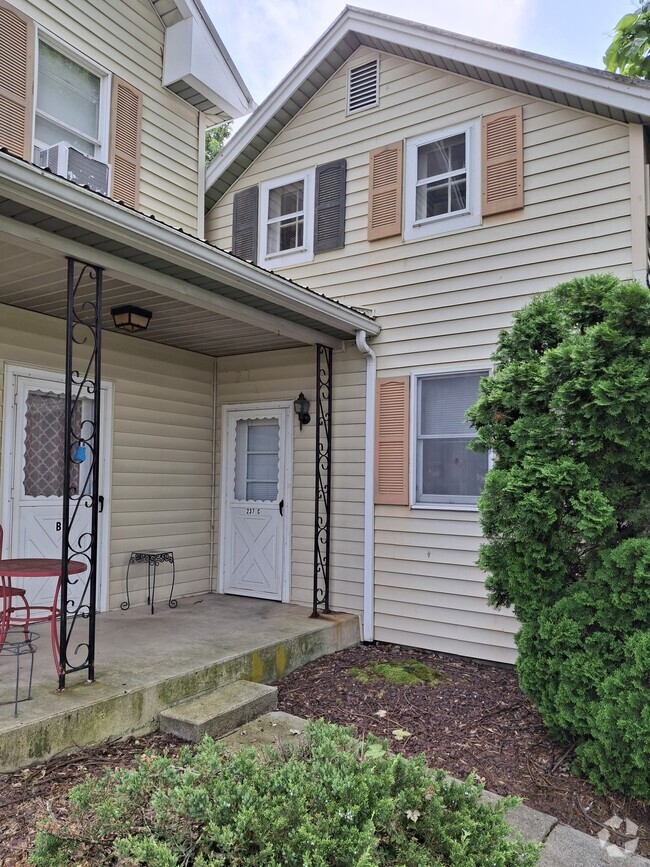 Building Photo - 237 Hanshue Rd