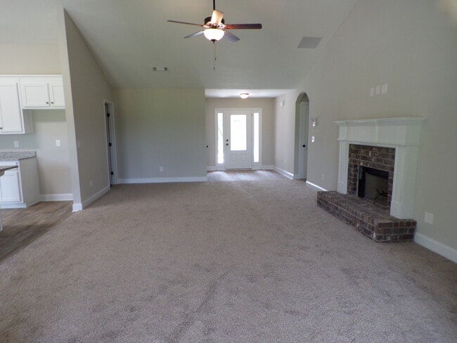 spacious living room - 938 River Mist Cir