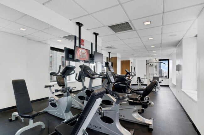 Gimnasio incluido, lavandería gratuita en el edificio. - 100 W 39th St