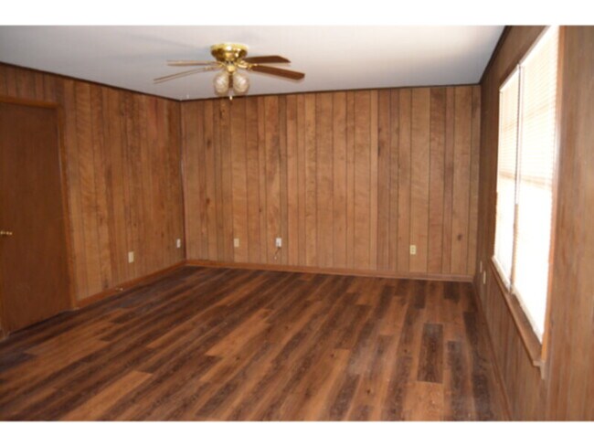 Foto del edificio - Main Place Apartments: 2BR 1BA