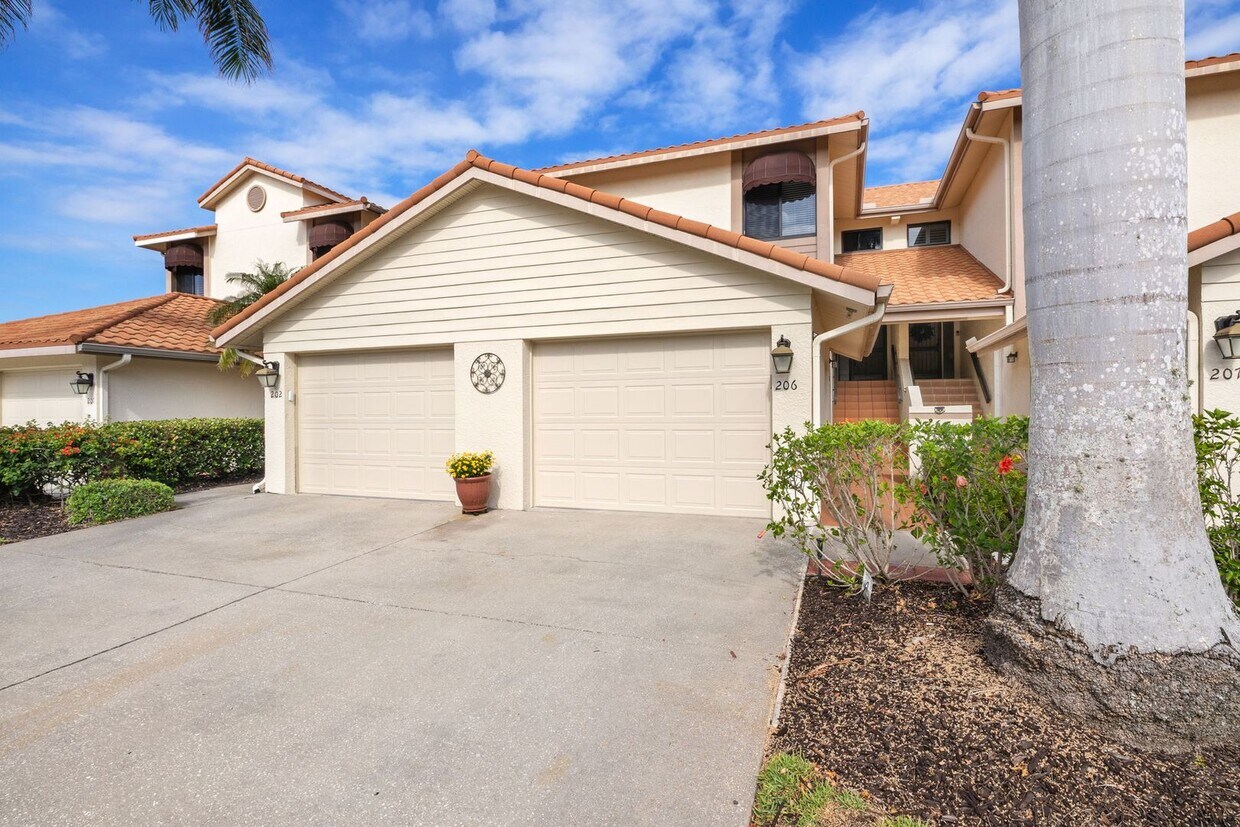Primary Photo - Stunning 3 bedroom, 2 bathroom Unfurnished...