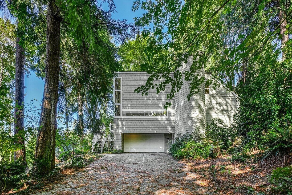Primary Photo - Outstanding Lake Sammamish Views. Private ...