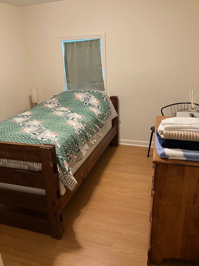 Cama individual - 2.ª - 30 Forest St