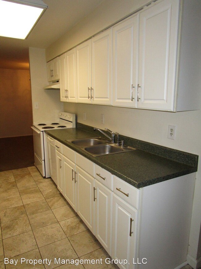 Building Photo - 405 Christopher Ave