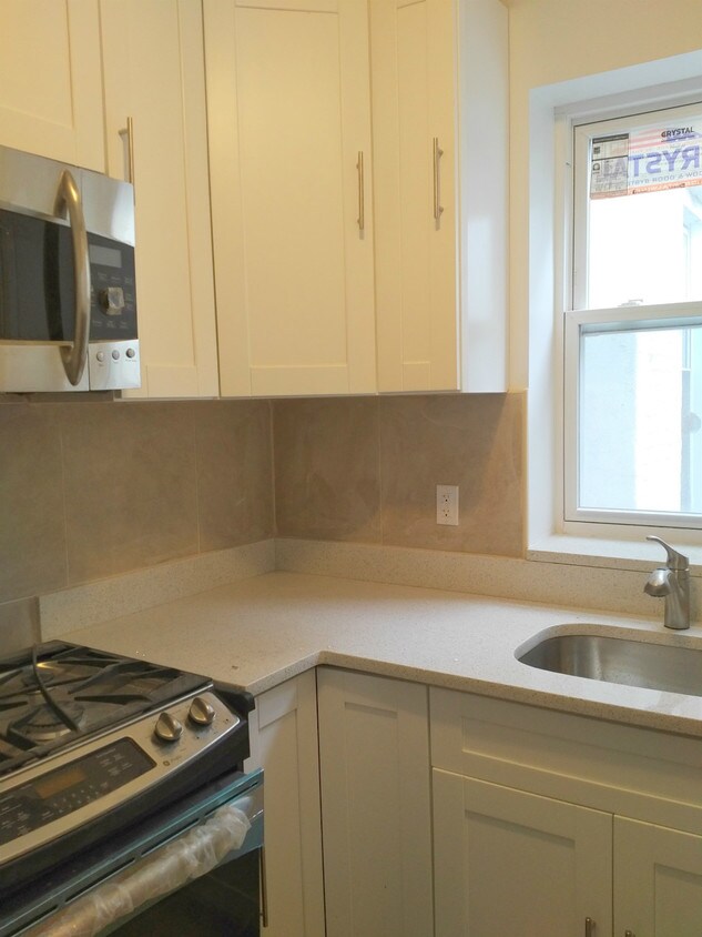 Building Photo - 136 W 28th St