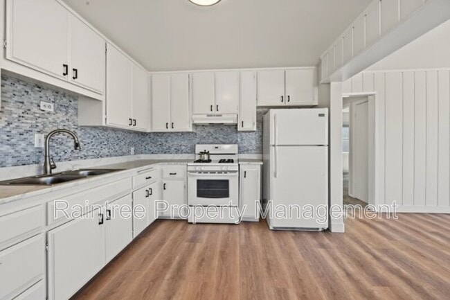 Building Photo - 146 N Cedros Ave