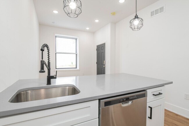 Building Photo - 3312 W Cumberland St