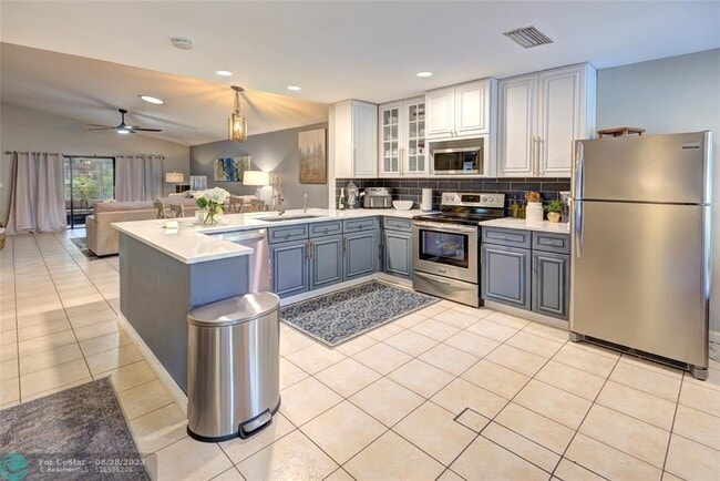 Building Photo - 4331 Palm Forest Dr N