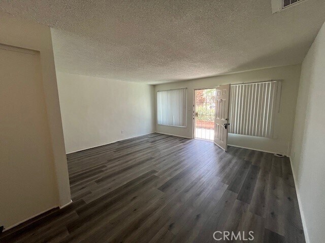 Foto del edificio - 51049 Eisenhower Dr