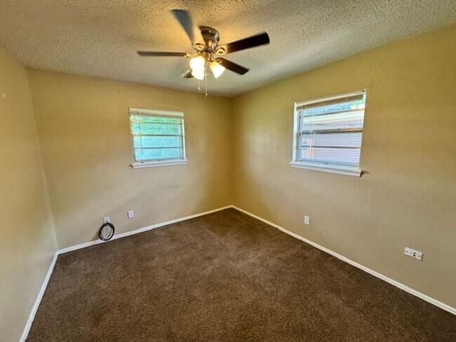 Foto del edificio - 3 bed one bath ready for move in , Moore Schools!