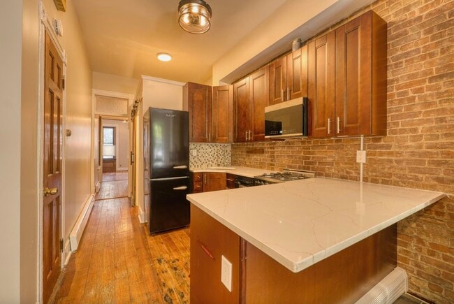 Building Photo - 167 Christopher Columbus Dr