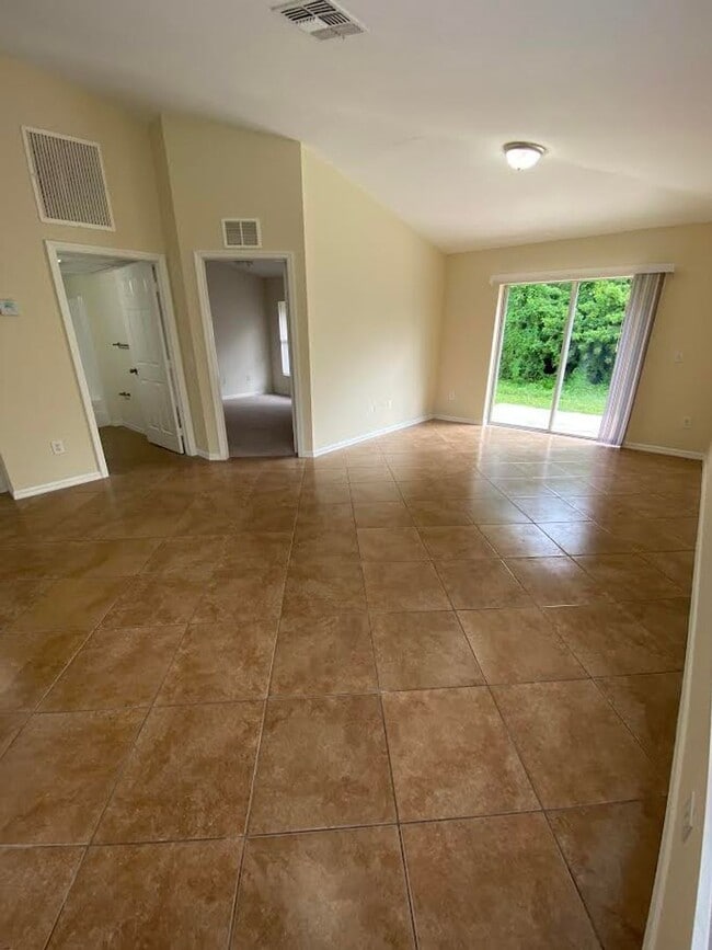 Building Photo - 2 Bed 2 Bath Duplex in San Carlos Park