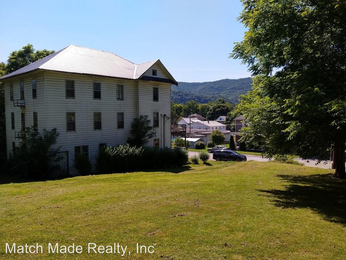 805 10th Ave, Marlinton, WV 24954 Room for Rent in Marlinton, WV