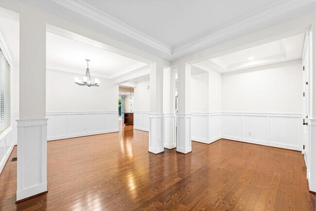 Building Photo - Elegant University Place Home with A/C, Tandem Garage, Office & Balcony Bedroom Near JBLM!