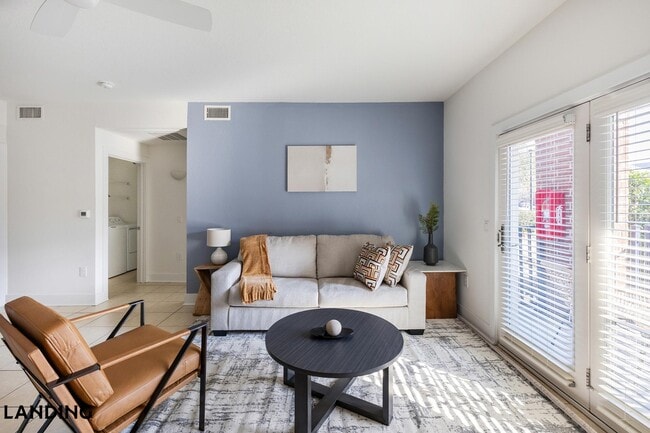 Building Photo - 20050 Oak Rd E