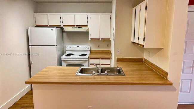 Foto del edificio - 18324 NW 68th Ave