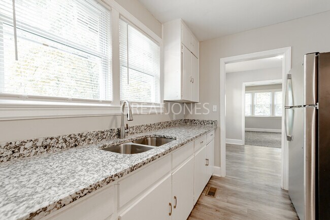 Building Photo - Charming 3 Bedroom in Columbia!