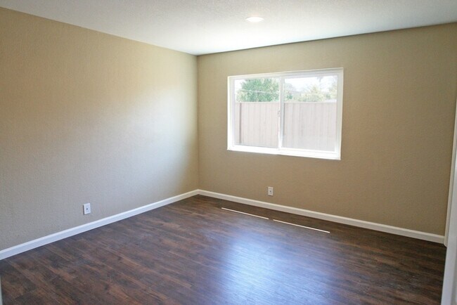 Foto del edificio - 1080 Holly Hill Dr - Beautifully Remodeled...