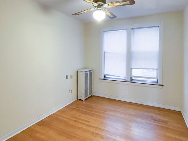 Building Photo - 435 W Surf St