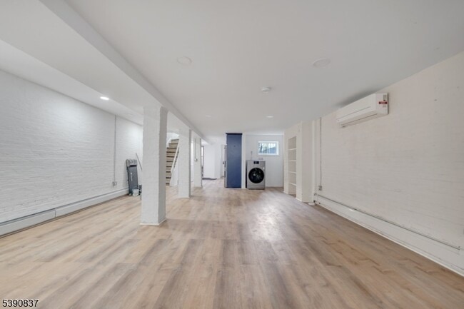 Building Photo - 13 2nd Ave